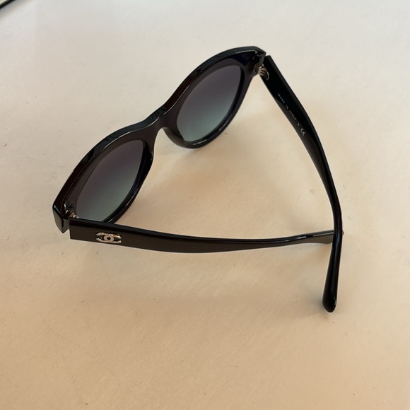 Chanel Black Audrey Hepburn style sunglasses - Picture 4 of 9